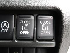 【グレード専用】【両側パワースライドドア】スマートキーや運転席のスイッチで後席両側スライドドアの開閉が可能♪電動だから力を入れてドアを開ける必要が無く、小さなお子様でも簡単に開け閉めでき快適です♪ 6