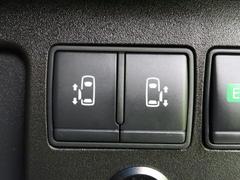 グレード専用装備【両側パワースライドドア】スマートキーや運転席のスイッチで後席両側スライドドアの開閉が可能♪電動だから力を入れてドアを開ける必要が無く、小さなお子様でも簡単に開け閉めでき快適です♪ 6