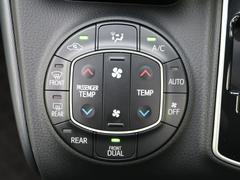 【左右独立型フルオートエアコン】運転席と助手席でそれぞれお好みの温度に設定可能。同乗者にも配慮した、快適な空調をお届け致します。 6