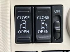 【グレード専用装備☆両側パワースライドドア】スマートキーや運転席のスイッチで後席両側スライドドアの開閉が可能♪電動だから力を入れてドアを開ける必要が無く、小さなお子様でも簡単に開け閉めでき快適です♪ 3