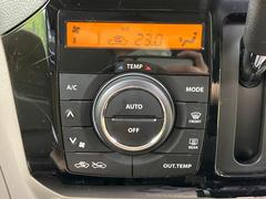 【グレード専用★オートエアコン】一度お好みの温度に設定すれば、車内の温度を検知し風量や温度を自動で調整。暑い…寒い…と何度もスイッチ操作をする必要はありません。快適な車内空間には必須の機能ですね♪ 5