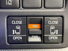 【両側パワースライドドア】スマートキーや運転席のスイッチで後席両側スライドドアの開閉が可能♪電動だから力を入れてドアを開ける必要が無く、小さなお子様でも簡単に開け閉めでき快適です♪ 7