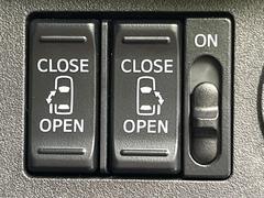 グレード専用【両側パワースライドドア】スマートキーや運転席のスイッチで後席両側スライドドアの開閉が可能♪電動だから力を入れてドアを開ける必要が無く、小さなお子様でも簡単に開け閉めでき快適です♪ 3