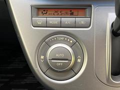 【グレード専用★オートエアコン】一度お好みの温度に設定すれば、車内の温度を検知し風量や温度を自動で調整。暑い…寒い…と何度もスイッチ操作をする必要はありません。快適な車内空間には必須の機能ですね♪ 4
