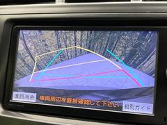 【バックカメラ】駐車時に後方がリアルタイム映像で確認できます。大型商業施設や立体駐車場での駐車時や、夜間のバック時に大活躍！運転スキルに関わらず、今や必須となった装備のひとつです！ 4