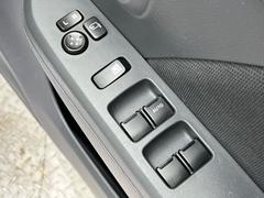 【電動格納ミラー】サイドミラーは電動格納式となっており、狭い駐車場でもキズがつくリスクを抑えられます。 7