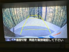 【バックカメラ】駐車時に後方がリアルタイム映像で確認できます。大型商業施設や立体駐車場での駐車時や、夜間のバック時に大活躍！運転スキルに関わらず、今や必須となった装備のひとつです！ 4