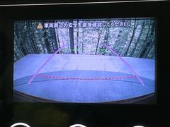 【バックカメラ】駐車時に後方がリアルタイム映像で確認できます。大型商業施設や立体駐車場での駐車時や、夜間のバック時に大活躍！運転スキルに関わらず、今や必須となった装備のひとつです！ 4