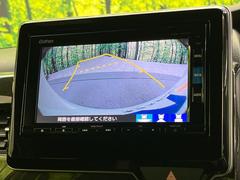 【バックカメラ】駐車時に後方がリアルタイム映像で確認できます。大型商業施設や立体駐車場での駐車時や、夜間のバック時に大活躍！運転スキルに関わらず、今や必須となった装備のひとつです！ 5