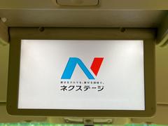 【後席モニター】家族や友人とお出かけする機会が多い方に大人気の後席モニターを装備！見やすい位置に画面がありテレビやＤＶＤの視聴も快適！友達もお子様も、後席にしか乗らなくなるかも？？ 3