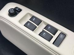 【電動格納ミラー】サイドミラーは電動格納式となっており、狭い駐車場でもキズがつくリスクを抑えられます。 6