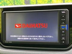 【純正ナビ】人気の純正ナビを装備。オーディオ機能も充実しており、Ｂｌｕｅｔｏｏｔｈ接続すればお持ちのスマホやＭＰ３プレイヤーの音楽を再生可能！毎日の運転がさらに楽しくなります！！ 4