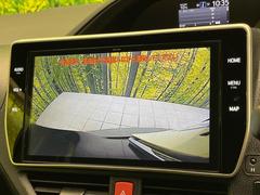【バックカメラ】駐車時に後方がリアルタイム映像で確認できます。大型商業施設や立体駐車場での駐車時や、夜間のバック時に大活躍！運転スキルに関わらず、今や必須となった装備のひとつです！ 4
