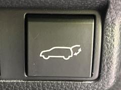 【パワーバックドア】スマートキーや運転席のボタンを押すだけでリアゲートが自動で開閉します！荷物を持っている時や、高い位置にあるバックドアを閉める際に便利な機能です♪ 7
