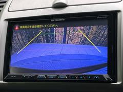 【バックカメラ】駐車時に後方がリアルタイム映像で確認できます。大型商業施設や立体駐車場での駐車時や、夜間のバック時に大活躍！運転スキルに関わらず、今や必須となった装備のひとつです！ 4