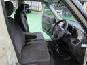 運転席は、大きな座面と包み込むような背もたれが、ドライバーの身体全体をしっかり支えます。上質なシート素材と座り心地のよいクッションを採用し、長時間の運転やコーナーの多い道も快適です。