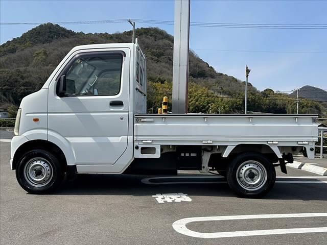 キャリイトラック ＫＣエアコン・パワステ　高低速２段式ＭＴ　４ＷＤ　ゴムマット　ドアバイザー　シガーライター　スペアキー　荷台ゴムマット　ゲートプロテクター　サンバイザー　ヘッドライトレベライザー　ラジオ　３方開（9枚目）