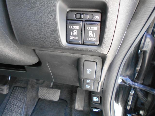 両側電動スライドドアとなっております。