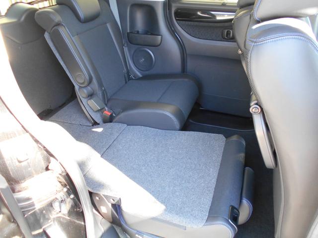 リアシート分割して倒す事ができます。