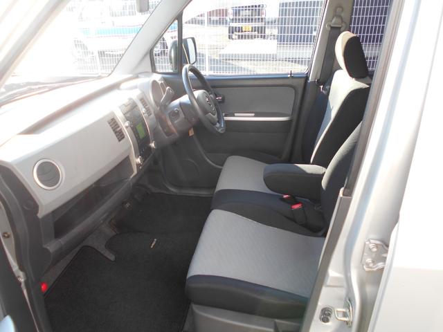 ベンチシートで足元ゆったりしています。