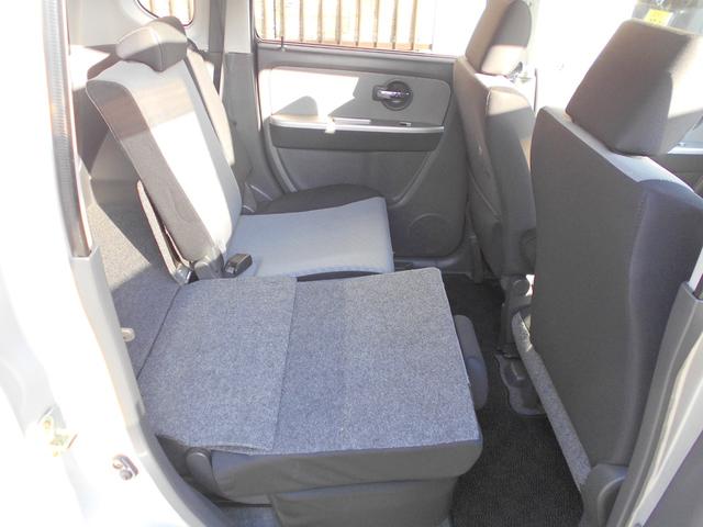 リアシート分割して倒す事ができます。