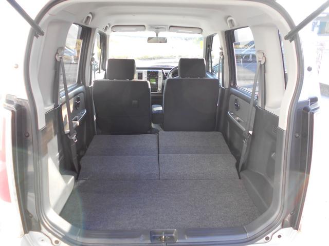 リアシート倒して大きい荷物も積み込めます。