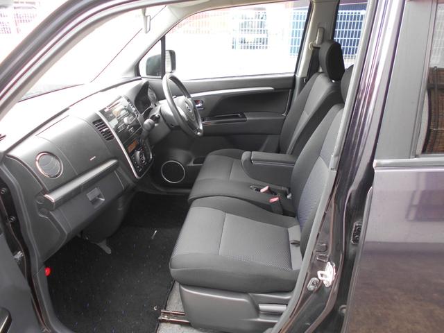 ベンチシートで足元ゆったりしています。