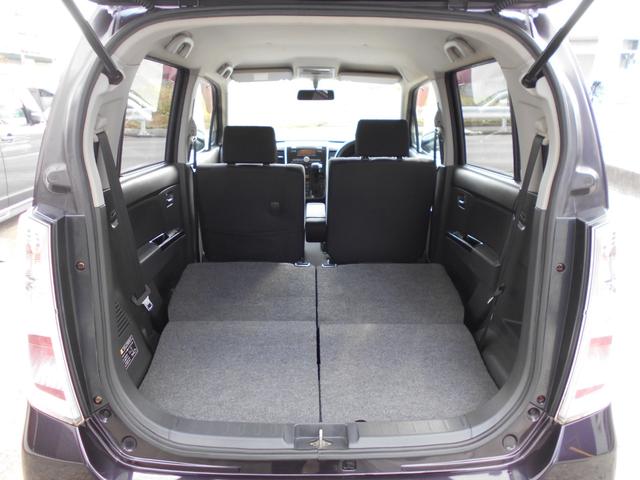 リアシート倒して大きい荷物も積み込めます。