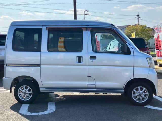 ハイゼットカーゴ ＤＸ　社外１２インチＡＷ／両側スライドドア／ＰＳ・ＰＷ・ＡＣ／ＣＤ再生／ＡＭ・ＦＭ再生／純正フロアマット・ドアバイザー（5枚目）