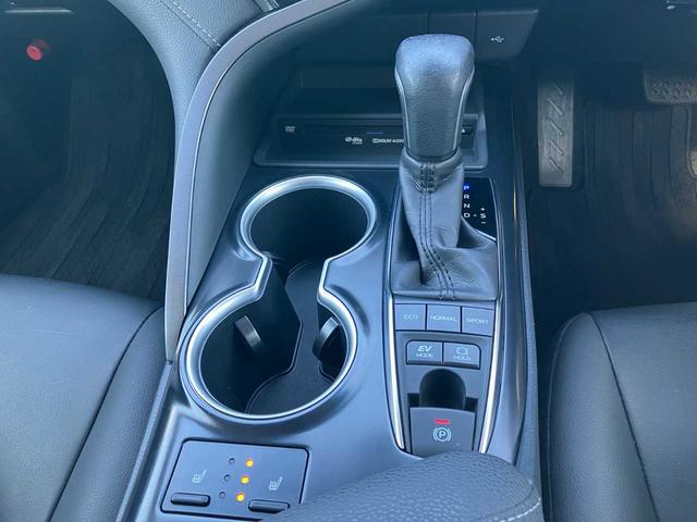 カムリ WSレザーパッケージ ワンオーナー/レザーシート/トヨタセーフティセンス/純正メモリナビ/Bluetoothオーディオ/フルセグ/DVD・CD/ETC/純正18インチAW/取扱説明書/ナビ取扱説明書/キロクボ(18枚目)