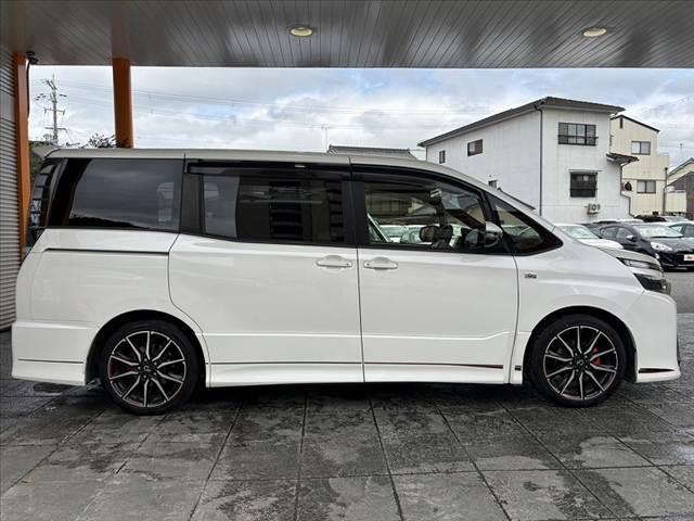 ヴォクシー ＺＳ　Ｇ’ｓ　禁煙車　９型ナビ　フリップダウン　両電スラ　フルセグ　Ｂカメラ　ＢＴ　ＥＴＣ　ＤＶＤ　Ａライト　Ａハイビーム　ＬＥＤ　Ａストップ　ハーフレザー　シートヒーター　リアスポイラー　電格ミラー　スマートキー（12枚目）