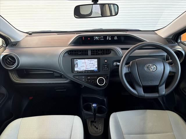 アクア Ｌ　車検整備付　後期　禁煙　社外ナビ　ＢＴ　スペアキー　ＡＡＣ　チルトステアリング　ヘッドライトレベライザー　ファブリックシート　ＳＲＳエアバッグ　バニティミラー　一体式ヘッドレスト　マット　バイザー（2枚目）