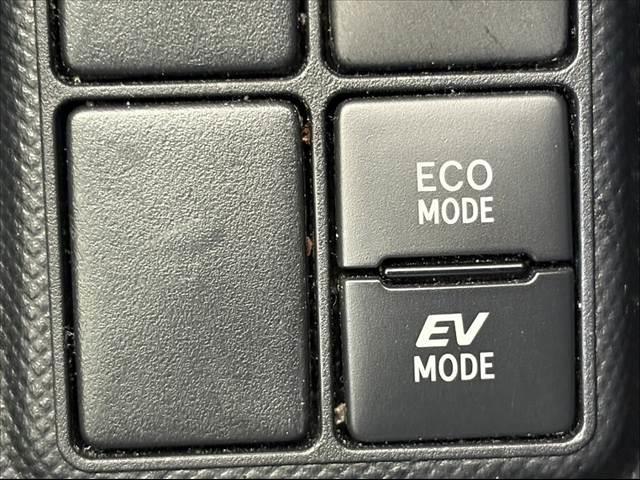 アクア Ｌ　車検整備付　後期　禁煙　社外ナビ　ＢＴ　スペアキー　ＡＡＣ　チルトステアリング　ヘッドライトレベライザー　ファブリックシート　ＳＲＳエアバッグ　バニティミラー　一体式ヘッドレスト　マット　バイザー（5枚目）