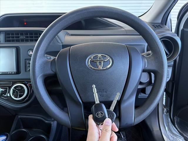 アクア Ｌ　車検整備付　後期　禁煙　社外ナビ　ＢＴ　スペアキー　ＡＡＣ　チルトステアリング　ヘッドライトレベライザー　ファブリックシート　ＳＲＳエアバッグ　バニティミラー　一体式ヘッドレスト　マット　バイザー（7枚目）