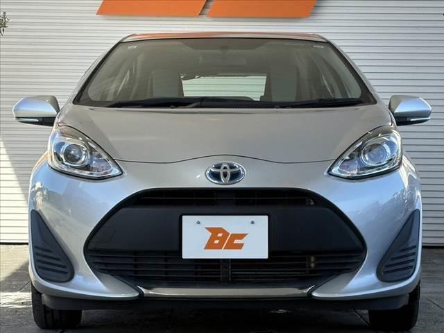 アクア Ｌ　車検整備付　後期　禁煙　社外ナビ　ＢＴ　スペアキー　ＡＡＣ　チルトステアリング　ヘッドライトレベライザー　ファブリックシート　ＳＲＳエアバッグ　バニティミラー　一体式ヘッドレスト　マット　バイザー（9枚目）