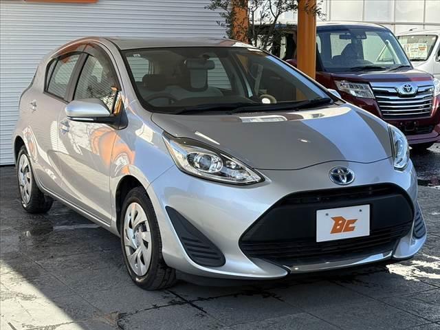 アクア Ｌ　車検整備付　後期　禁煙　社外ナビ　ＢＴ　スペアキー　ＡＡＣ　チルトステアリング　ヘッドライトレベライザー　ファブリックシート　ＳＲＳエアバッグ　バニティミラー　一体式ヘッドレスト　マット　バイザー（10枚目）