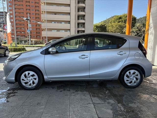 アクア Ｌ　車検整備付　後期　禁煙　社外ナビ　ＢＴ　スペアキー　ＡＡＣ　チルトステアリング　ヘッドライトレベライザー　ファブリックシート　ＳＲＳエアバッグ　バニティミラー　一体式ヘッドレスト　マット　バイザー（11枚目）