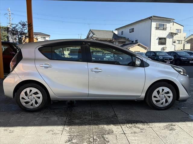 アクア Ｌ　車検整備付　後期　禁煙　社外ナビ　ＢＴ　スペアキー　ＡＡＣ　チルトステアリング　ヘッドライトレベライザー　ファブリックシート　ＳＲＳエアバッグ　バニティミラー　一体式ヘッドレスト　マット　バイザー（12枚目）