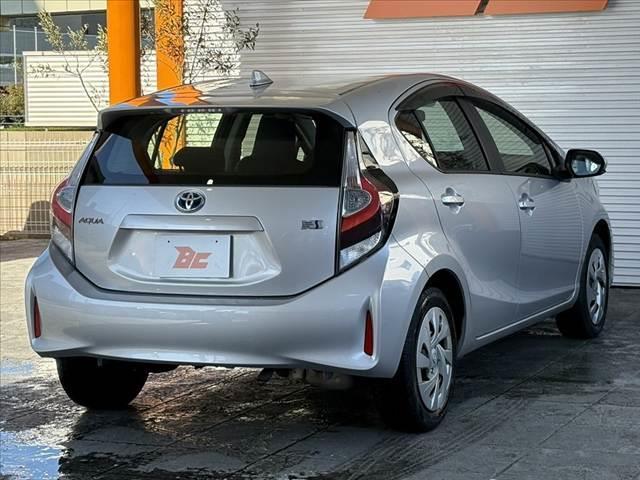 アクア Ｌ　車検整備付　後期　禁煙　社外ナビ　ＢＴ　スペアキー　ＡＡＣ　チルトステアリング　ヘッドライトレベライザー　ファブリックシート　ＳＲＳエアバッグ　バニティミラー　一体式ヘッドレスト　マット　バイザー（13枚目）