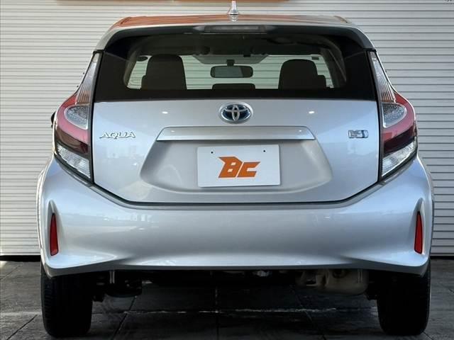 アクア Ｌ　車検整備付　後期　禁煙　社外ナビ　ＢＴ　スペアキー　ＡＡＣ　チルトステアリング　ヘッドライトレベライザー　ファブリックシート　ＳＲＳエアバッグ　バニティミラー　一体式ヘッドレスト　マット　バイザー（14枚目）