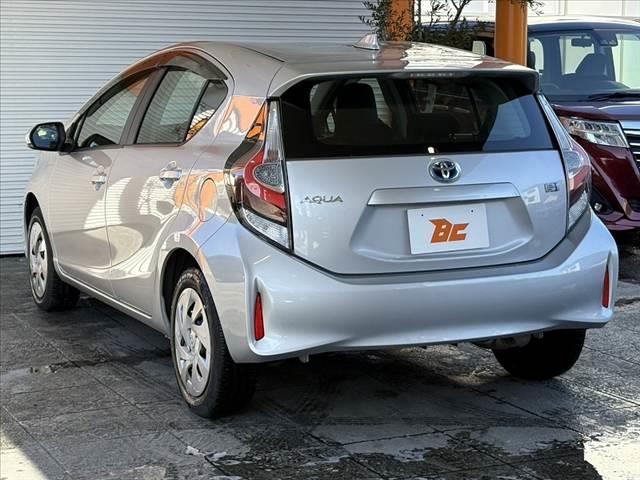 アクア Ｌ　車検整備付　後期　禁煙　社外ナビ　ＢＴ　スペアキー　ＡＡＣ　チルトステアリング　ヘッドライトレベライザー　ファブリックシート　ＳＲＳエアバッグ　バニティミラー　一体式ヘッドレスト　マット　バイザー（15枚目）