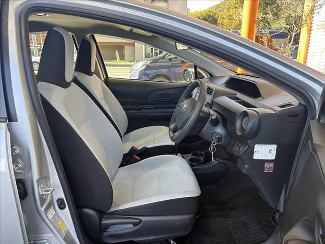 アクア Ｌ　車検整備付　後期　禁煙　社外ナビ　ＢＴ　スペアキー　ＡＡＣ　チルトステアリング　ヘッドライトレベライザー　ファブリックシート　ＳＲＳエアバッグ　バニティミラー　一体式ヘッドレスト　マット　バイザー（16枚目）