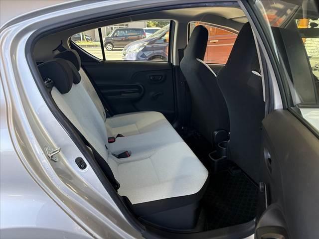 アクア Ｌ　車検整備付　後期　禁煙　社外ナビ　ＢＴ　スペアキー　ＡＡＣ　チルトステアリング　ヘッドライトレベライザー　ファブリックシート　ＳＲＳエアバッグ　バニティミラー　一体式ヘッドレスト　マット　バイザー（17枚目）