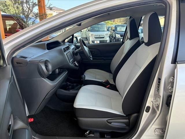 アクア Ｌ　車検整備付　後期　禁煙　社外ナビ　ＢＴ　スペアキー　ＡＡＣ　チルトステアリング　ヘッドライトレベライザー　ファブリックシート　ＳＲＳエアバッグ　バニティミラー　一体式ヘッドレスト　マット　バイザー（18枚目）