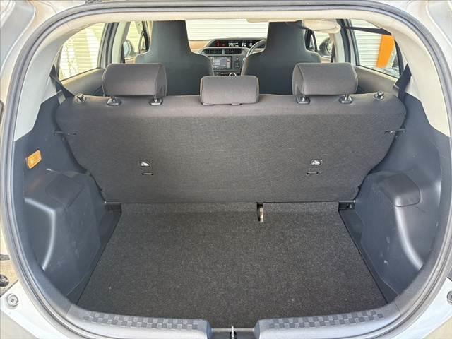 アクア Ｌ　車検整備付　後期　禁煙　社外ナビ　ＢＴ　スペアキー　ＡＡＣ　チルトステアリング　ヘッドライトレベライザー　ファブリックシート　ＳＲＳエアバッグ　バニティミラー　一体式ヘッドレスト　マット　バイザー（20枚目）