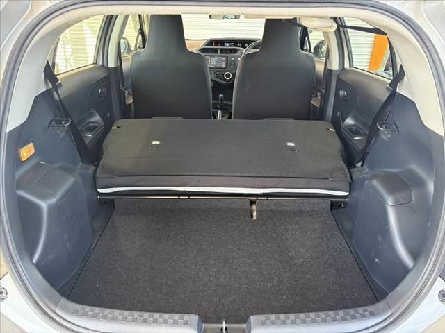 アクア Ｌ　車検整備付　後期　禁煙　社外ナビ　ＢＴ　スペアキー　ＡＡＣ　チルトステアリング　ヘッドライトレベライザー　ファブリックシート　ＳＲＳエアバッグ　バニティミラー　一体式ヘッドレスト　マット　バイザー（21枚目）