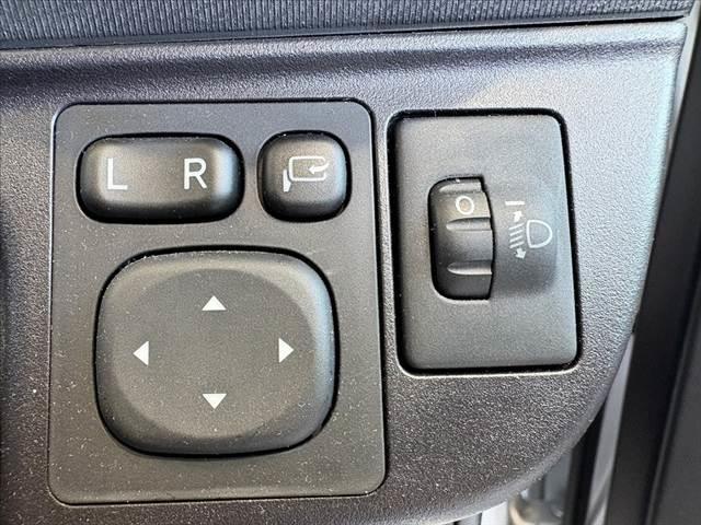 アクア Ｌ　車検整備付　後期　禁煙　社外ナビ　ＢＴ　スペアキー　ＡＡＣ　チルトステアリング　ヘッドライトレベライザー　ファブリックシート　ＳＲＳエアバッグ　バニティミラー　一体式ヘッドレスト　マット　バイザー（25枚目）