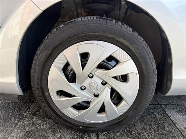 アクア Ｌ　車検整備付　後期　禁煙　社外ナビ　ＢＴ　スペアキー　ＡＡＣ　チルトステアリング　ヘッドライトレベライザー　ファブリックシート　ＳＲＳエアバッグ　バニティミラー　一体式ヘッドレスト　マット　バイザー（41枚目）
