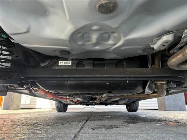 アクア Ｌ　車検整備付　後期　禁煙　社外ナビ　ＢＴ　スペアキー　ＡＡＣ　チルトステアリング　ヘッドライトレベライザー　ファブリックシート　ＳＲＳエアバッグ　バニティミラー　一体式ヘッドレスト　マット　バイザー（45枚目）