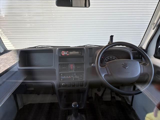 キャリイトラック KCエアコン・パワステ パワステ マニュアルエアコン 4WD 5MT 三方開荷台 みち板引掛式リアゲート ウレタン製ステア SRSエアバッグ レベライザー 12インチスチール ゴム荷台マット マット ソケット(2枚目)